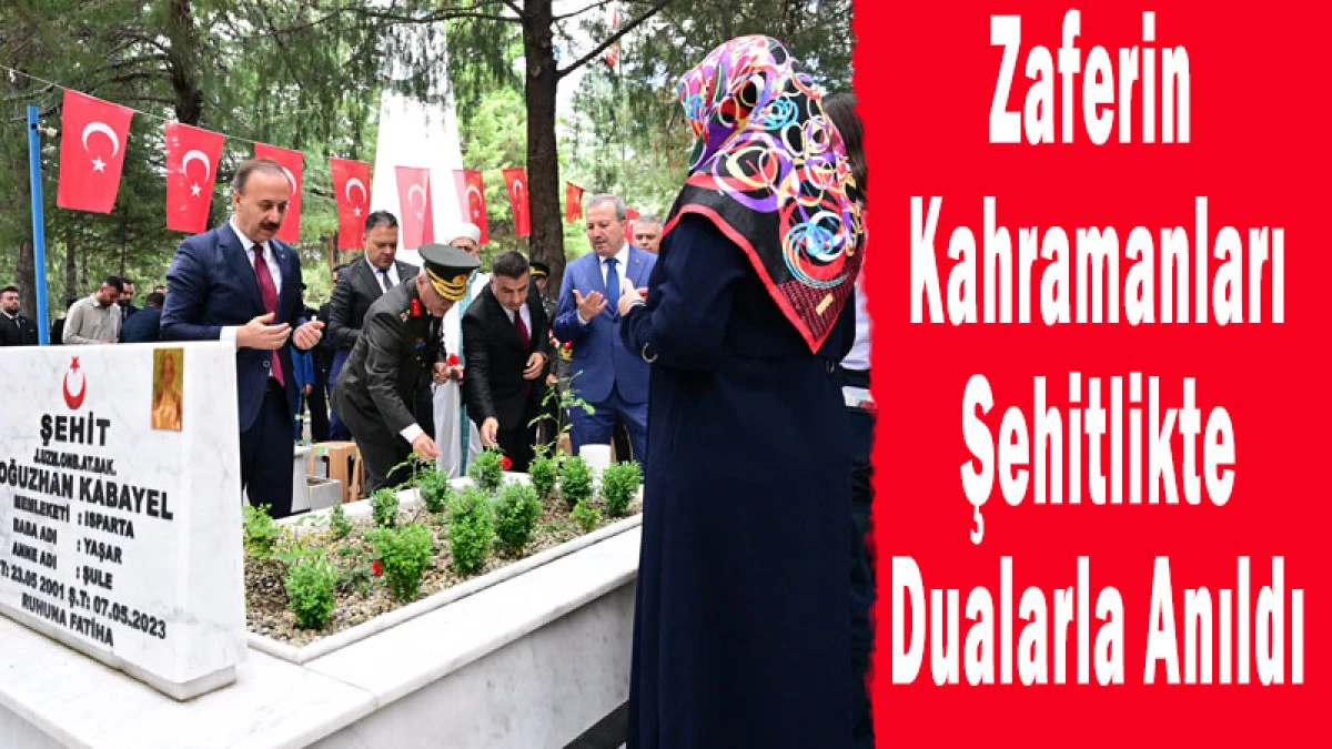 Zafer Bayramı&rsquo;nda Şehitlikte Kahramanlar Dualarla Anıldı